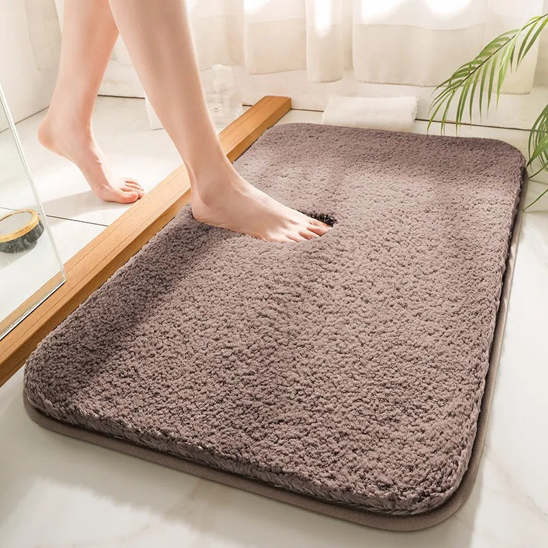 Plush Bathroom Mat with Moisture-Absorbing Fibers and Non-Slip Backing