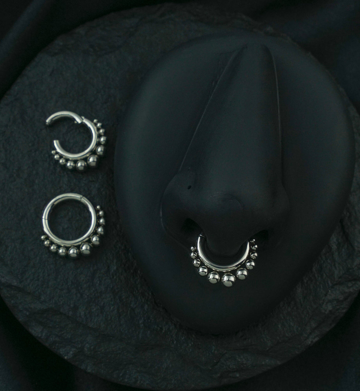 Stainless steel hinged segment ring with beads