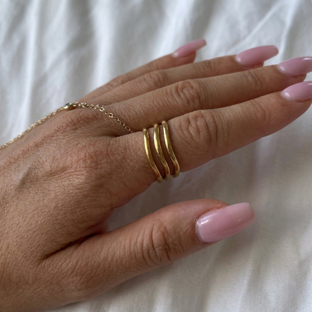 Linked Three-Band Ring with Independent Movement