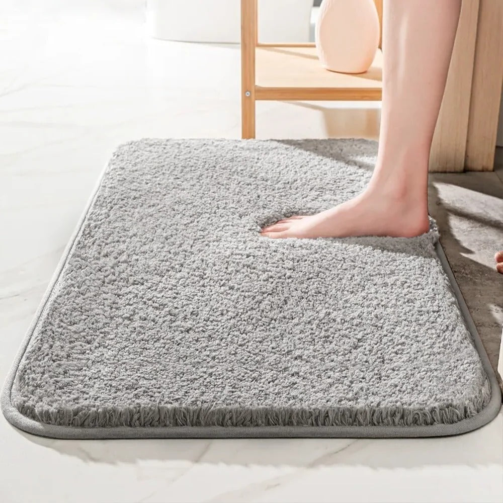 Plush Bathroom Mat with Moisture-Absorbing Fibers and Non-Slip Backing